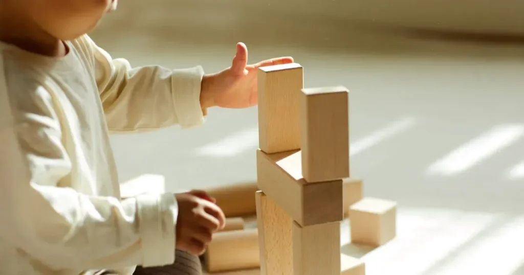 積み木で遊ぶ子どもの手元