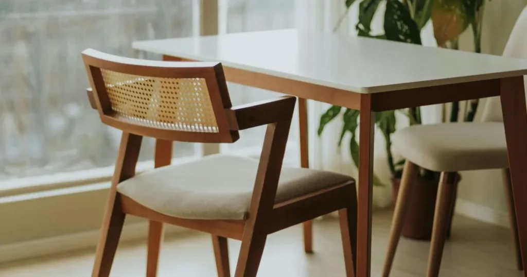 静かな部屋の椅子