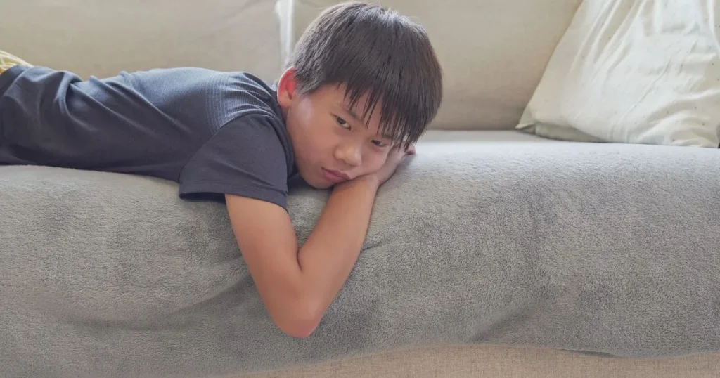 ソファで横になる子ども