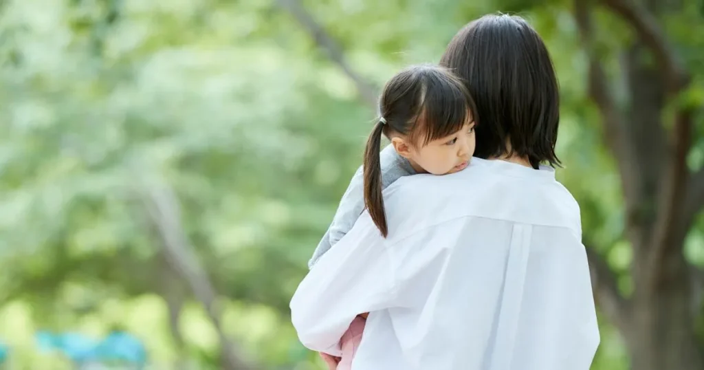 静かにもたれかかる子ども