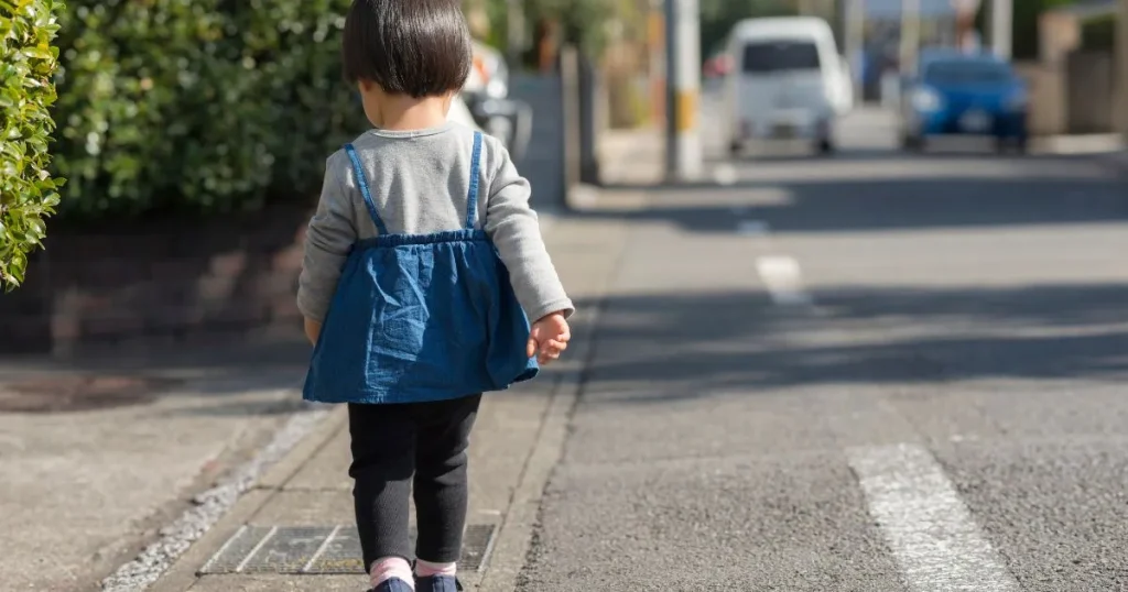 一人で道を歩く子どもの後ろ姿
