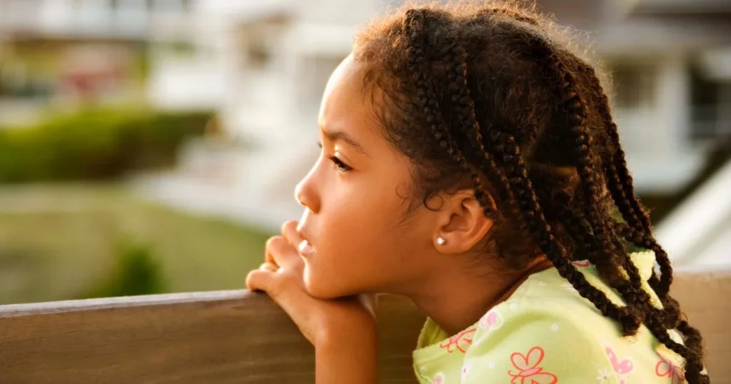 窓の外を見つめる女の子