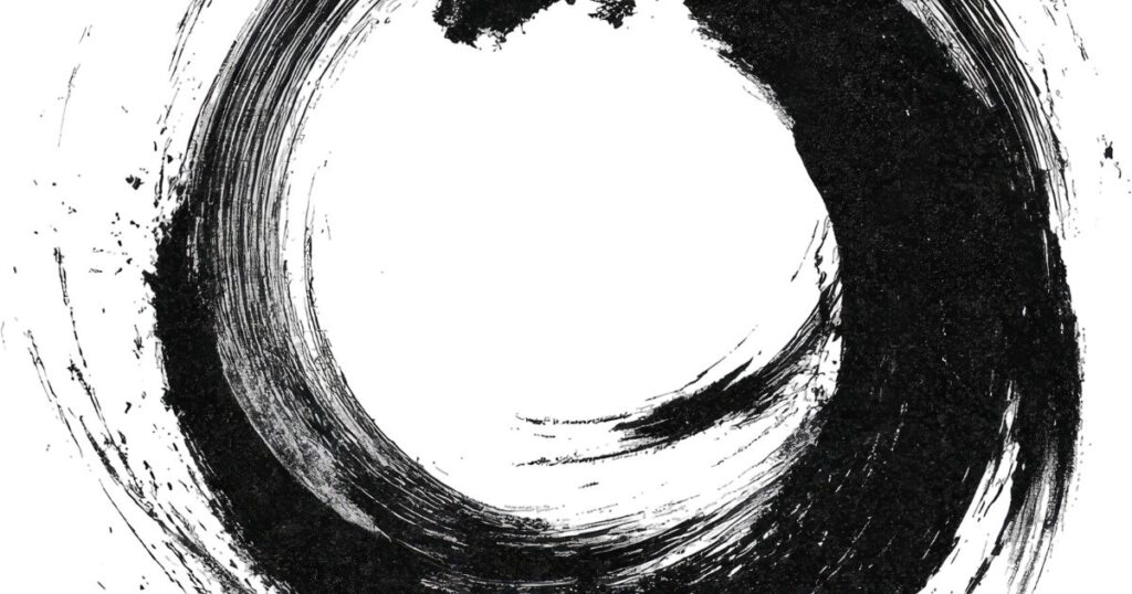 墨で描かれた円の抽象画