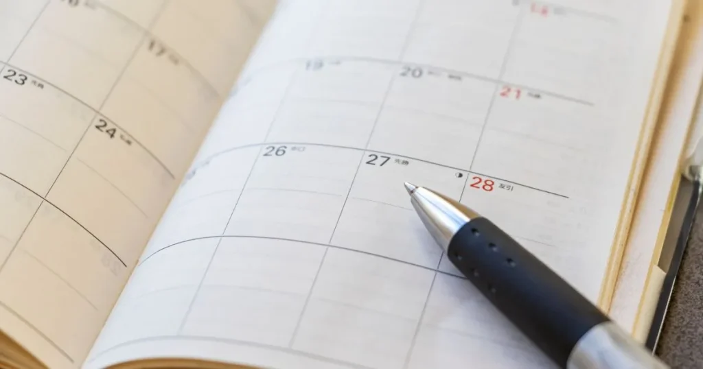 手帳とペンが置かれたテーブル