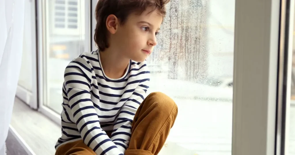 窓の外をじっと見つめる子どもの横顔