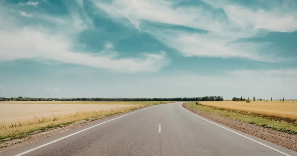 空と地平線が広がる静かな道