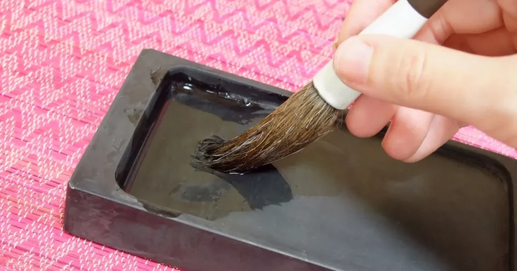 硯と筆が並んだ書道の道具の手元