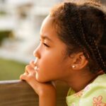 窓の外を見つめる女の子