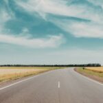 空と地平線が広がる静かな道