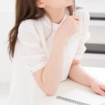 窓辺で静かに考える女性